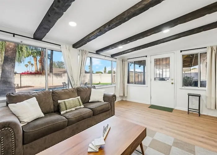 Fully Renovated With Pool Сasa de vacaciones